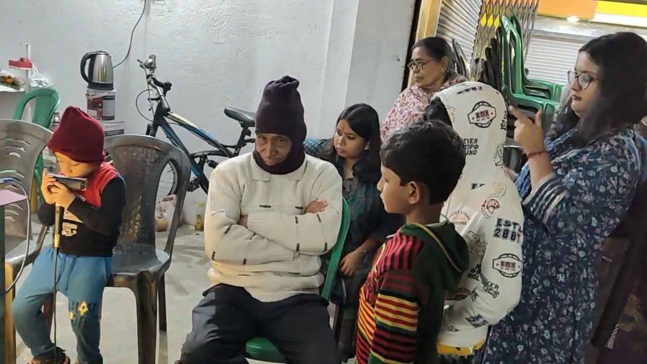 Mere Swapno ki Rani playing live in front of folks 