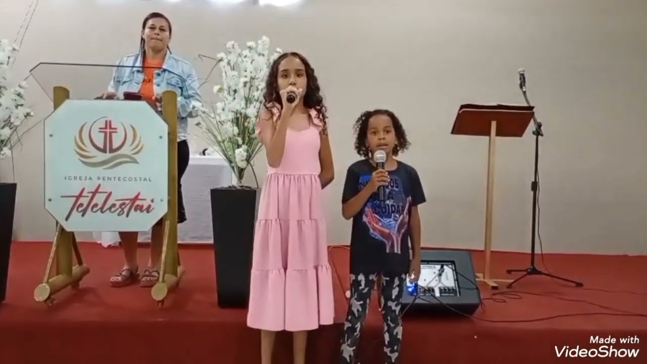 Emily & Pietra louvando JÓ