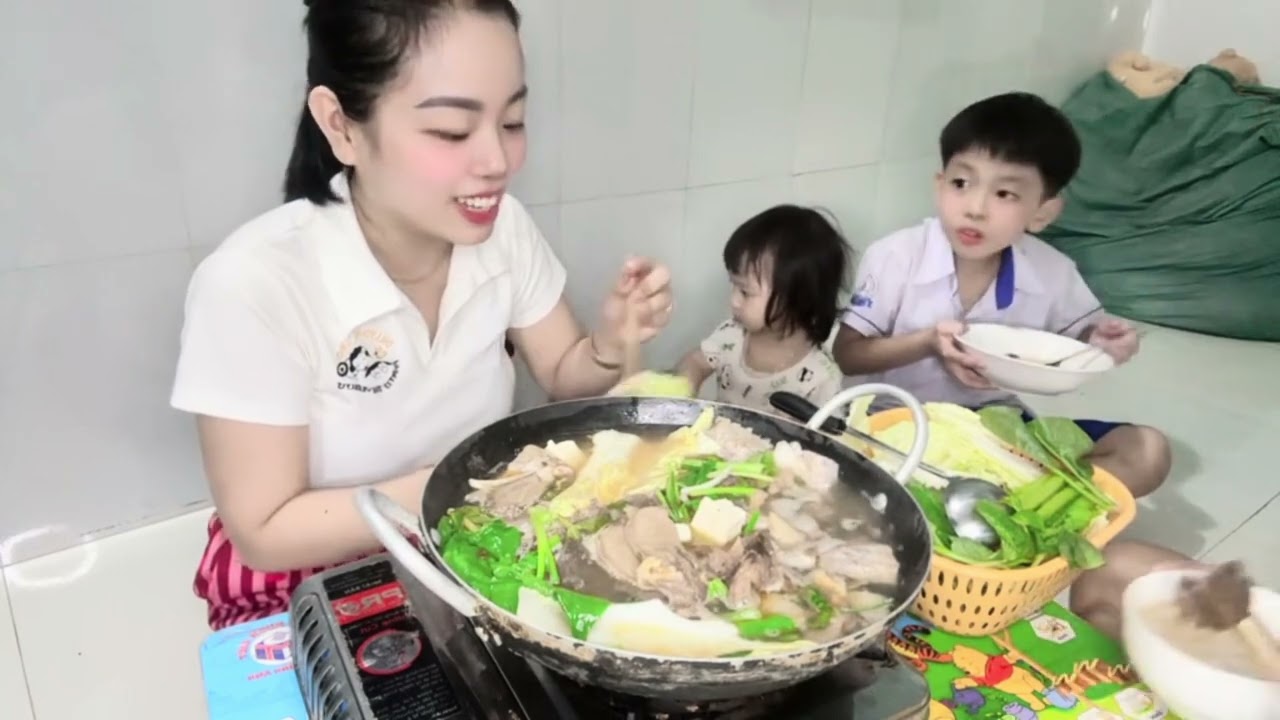 Chồng lãnh lương mua lẩu về cho vợ con ăn 