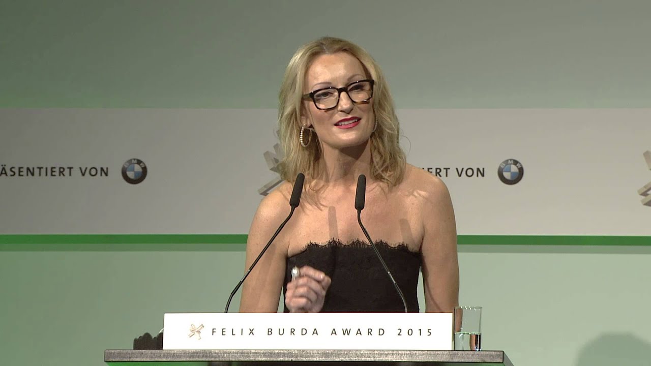 Monika Gruber hält eine Laudatio beim Felix Burda Award 2015