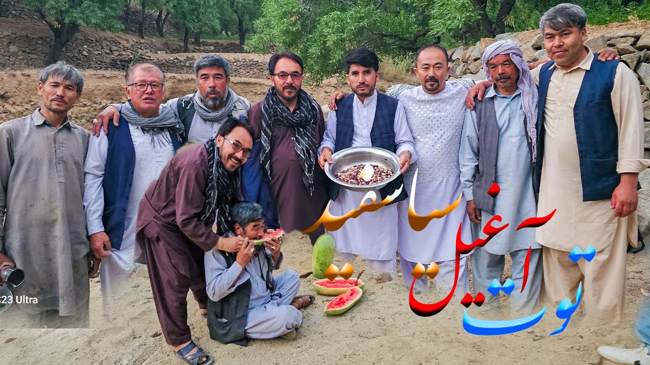 میله توت خوری با دوستان در آغیل سیاسفید