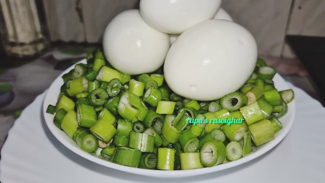 বিনা মশলায় সেদ্ধ ডিম পিঁয়াজ কলি রেসিপি টা বাচ্চা দের জন্য তৈরি করুন।। Biled Egg With Spring Onion 
