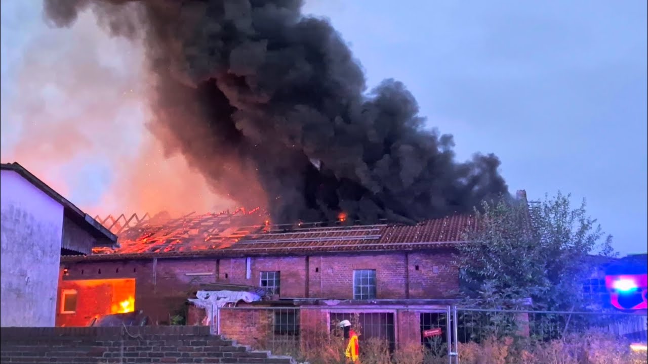 Extremer Einsatz f&uuml;r die Feuerwehr: Gro&szlig;feuer in Scheune und Wohnhaus