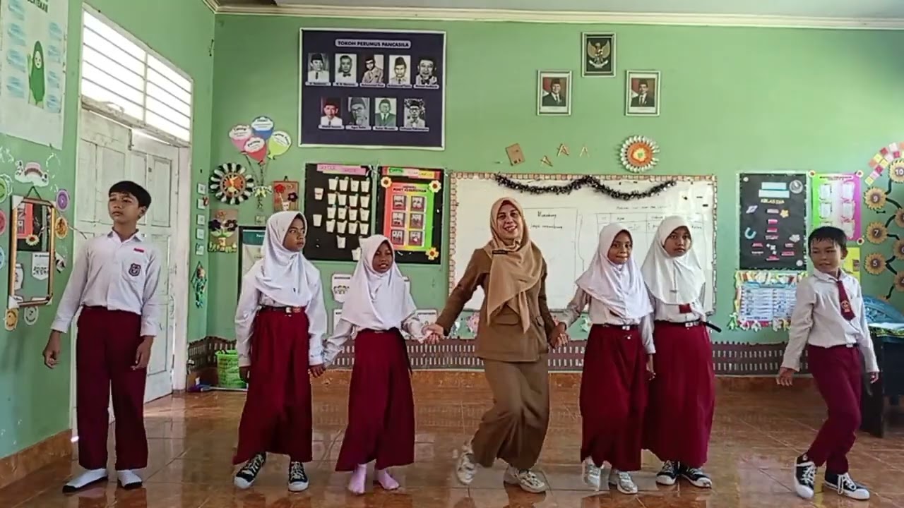 WOW!! COLAB guru SD dengan siswa lagu dan gerak RUKUN SAMA TEMAN 