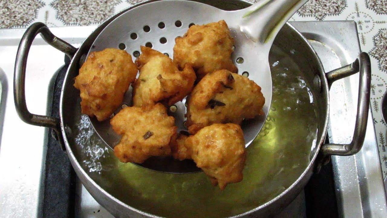 Biscuit Ambade / Urad Dal Pakoda - Chef Aadharsh Tatpati