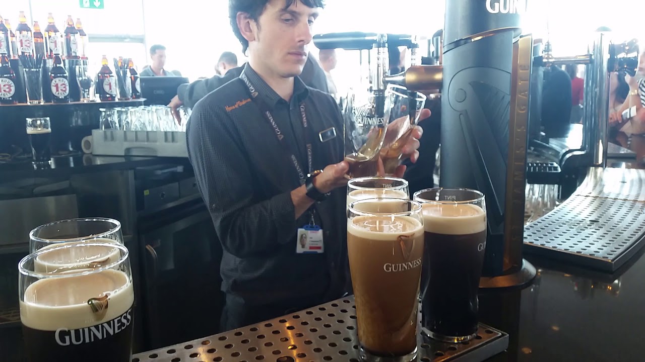 Dublino - Guinness Storehouse - Spillare una Guinness al Gravity Bar