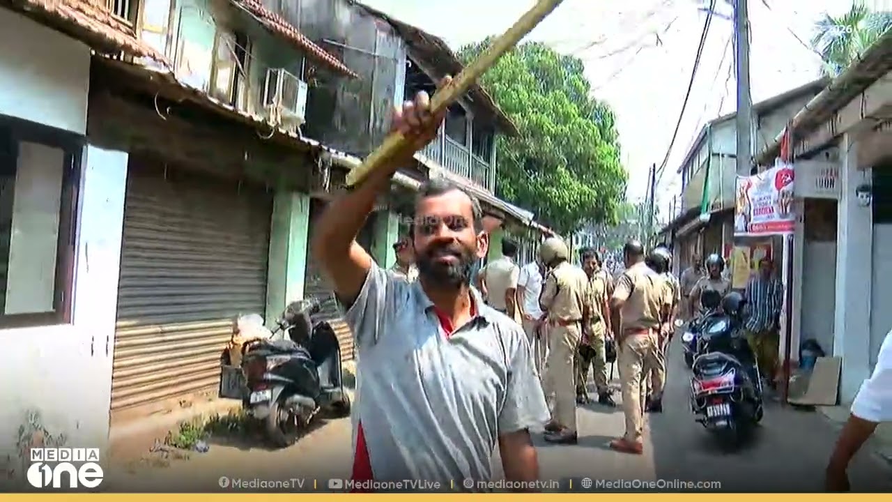 പോലീസിന് നേരെ കൊടിവീശി ഹർത്താൽ അനുകൂലി. പുതിയങ്ങാടി ജിഎംയുപി സ്കൂളിലെ സമരത്തിനിടെയാണ് കൊടി വീശിയത്.