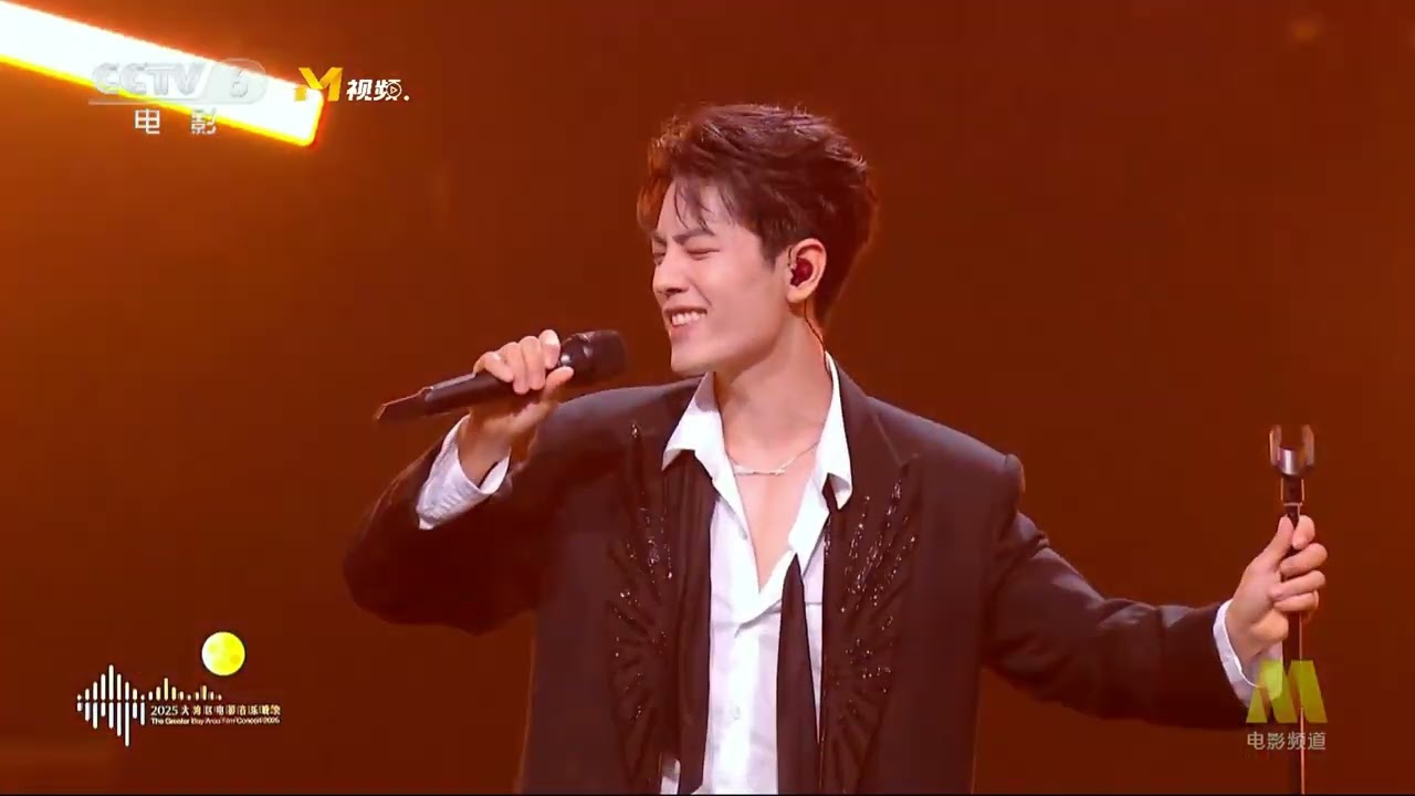 “灣區升明月”2025｜全能偶像肖戰來了‼️《整晚的音樂》封神現場😍 笑容電力100%😍 這感染力還有誰❓#鳳凰衛視 #肖戰 #大灣區