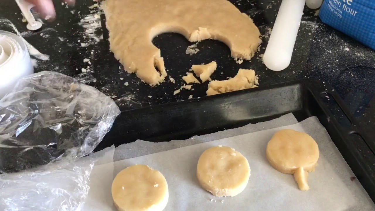 Decorating Christmas Cookies / Ukra&scaron;avanje Bozicnih Keksića