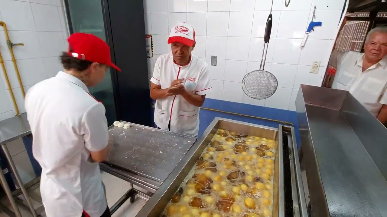 Así se hacen los buñuelos más especiales y deliciosos de Medellín. La Buñuelería Especial.