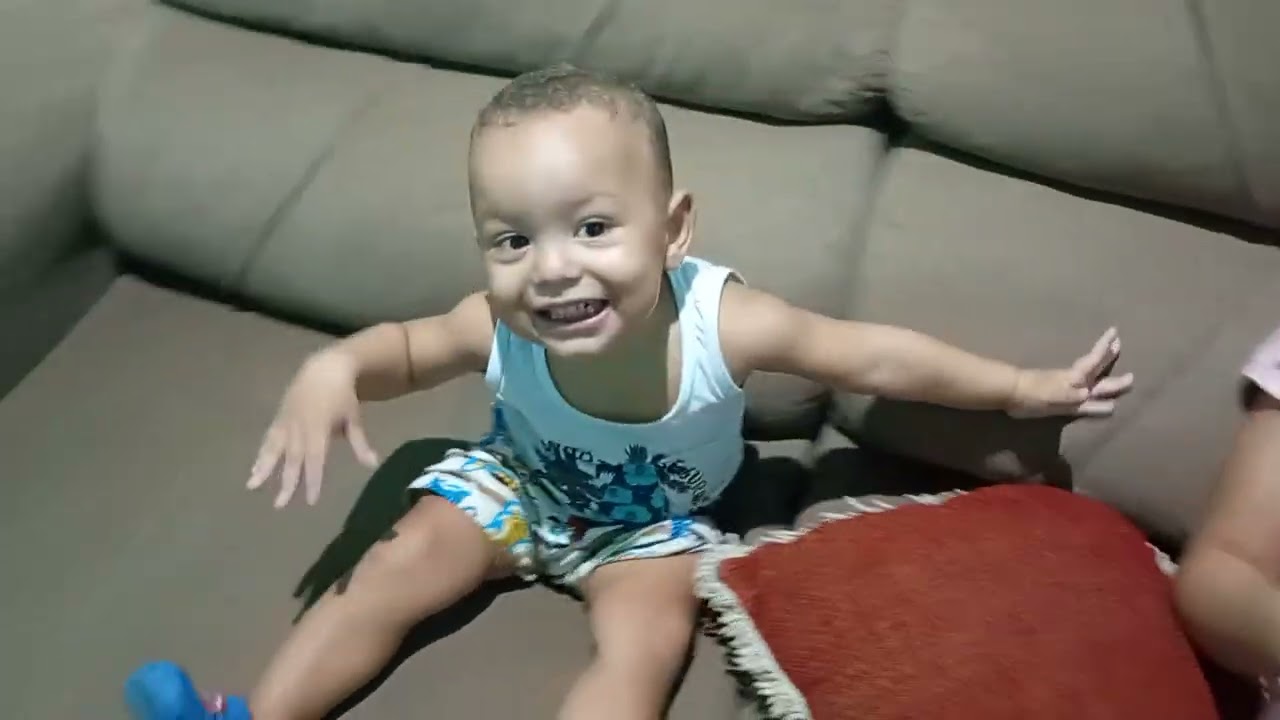Lukinha aprendendo as partes do corpo 