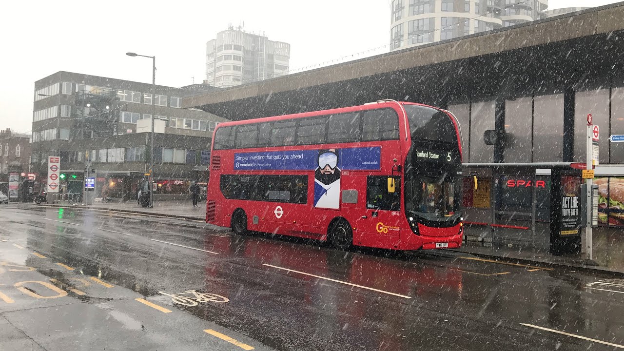It&rsquo;s Snowing in London | First Snowfall in London 2021 | Walking in Snow 2021| 4k London walk 2021