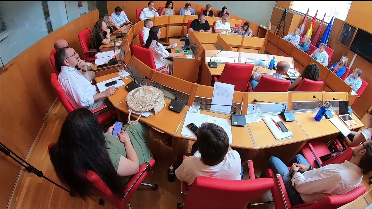 Dos concejales socialistas amonestados tras manipular el sistema de sonido del salón de plenos