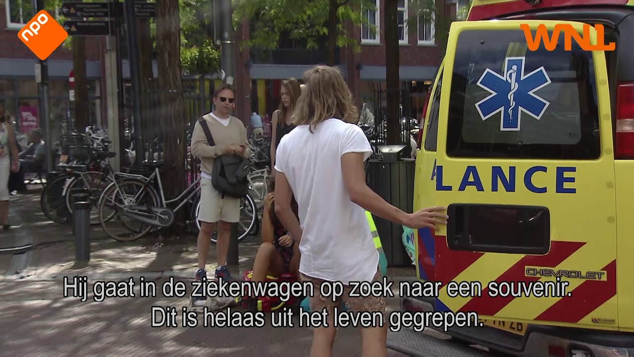 Hufterproef: jongen speelt spullen van ambulancebroeders