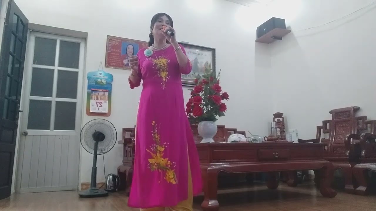 Hồng Tính hát bài lỡ hẹn với dòng Lam