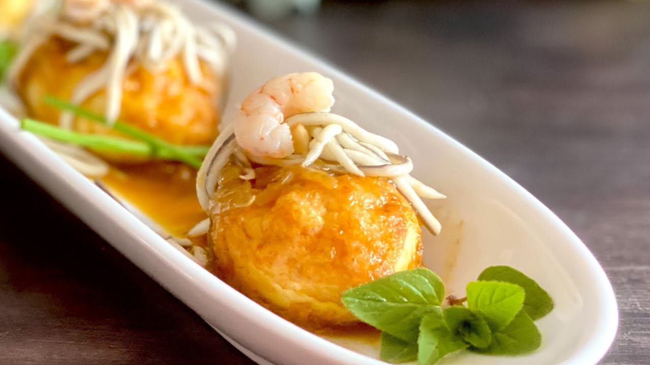 HUEVOS RELLENOS REBOZADOS EN SALSA CON GAMBAS Y GULAS. Los guisitos de Jose