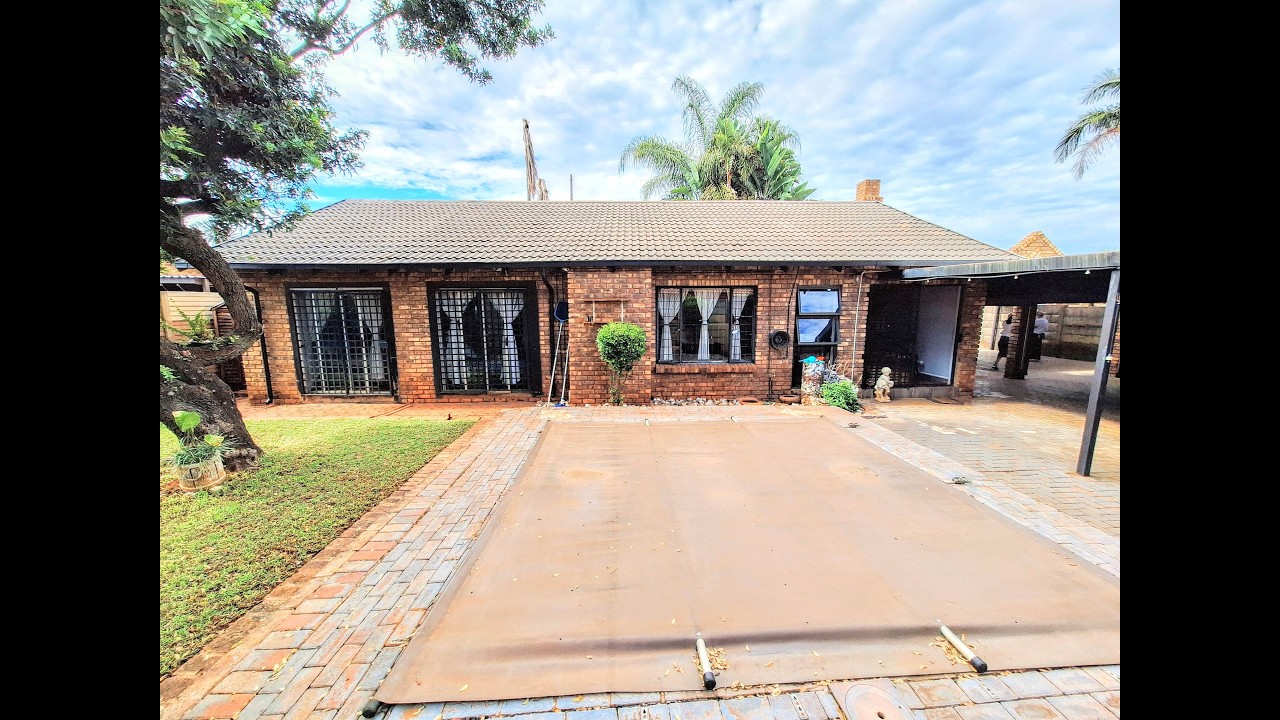 Spacious 4-Bedroom Family Home with 4 Garages & Pool in Hesteapark