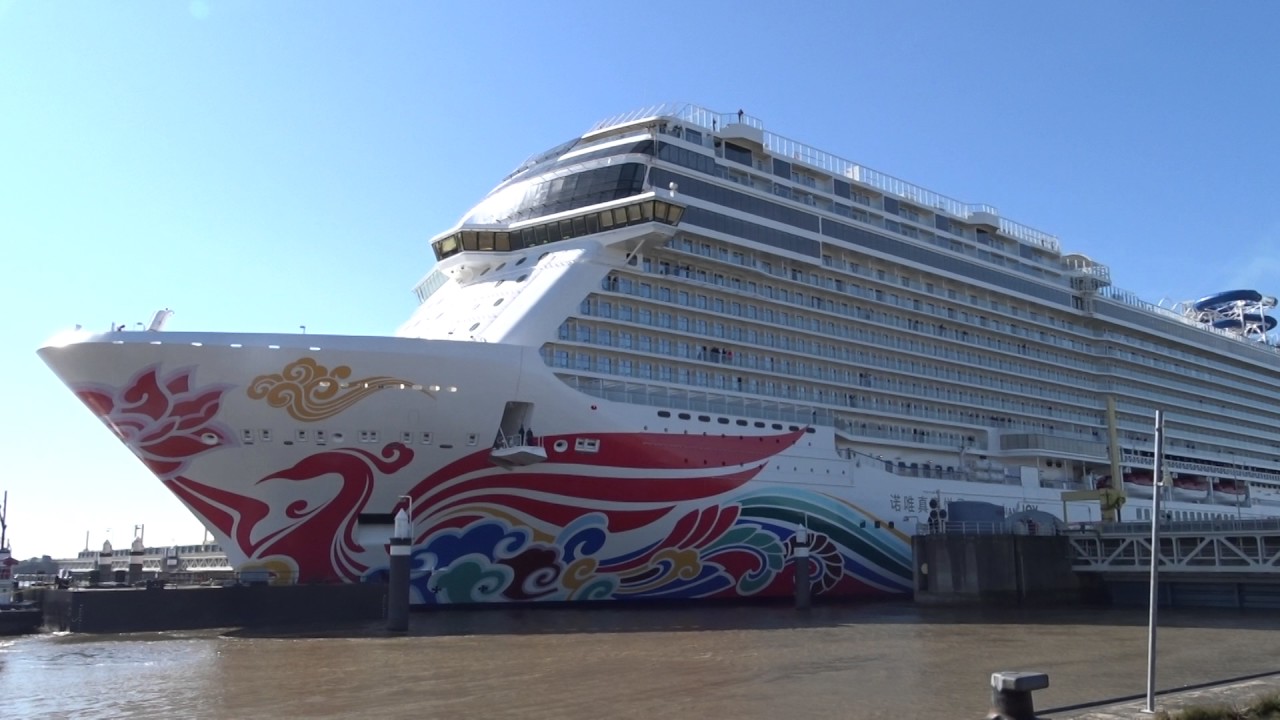 Norwegian Joy passiert das Emssperrwerk in Gandersum (27.03.2017)