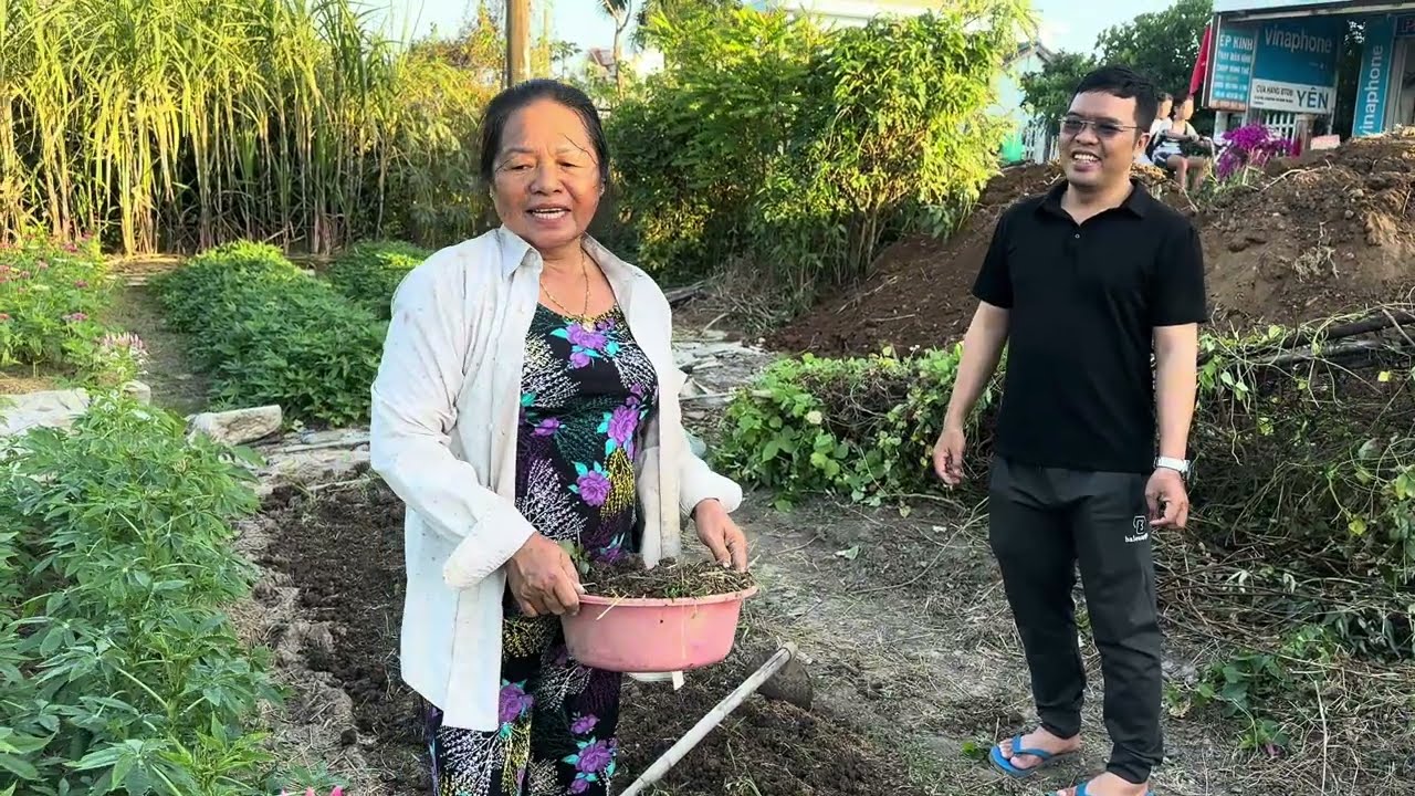 Mẹ dời luống bông để làm nhà xe 