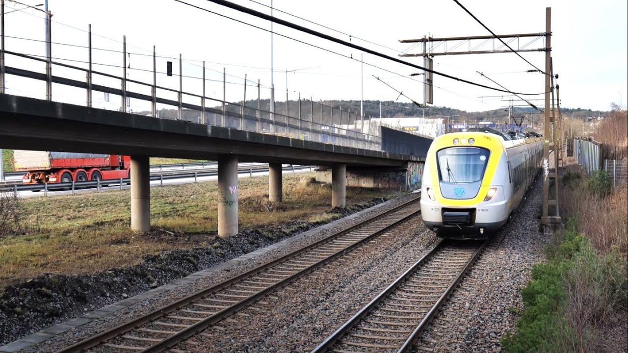 Tåg vid IKEA i Kållered på Västkustbanan