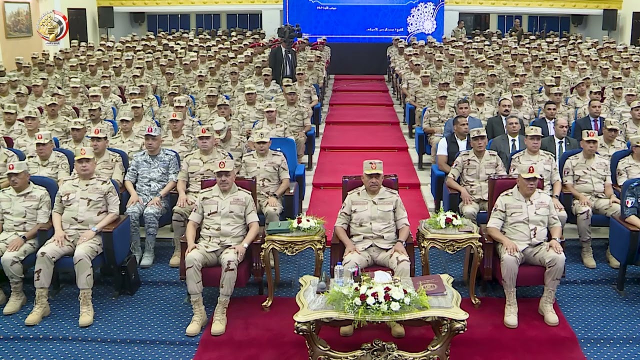 الفريق أول عبد المجيد صقر يلتقى بعدد من مقاتلى المنطقة الجنوبية العسكرية