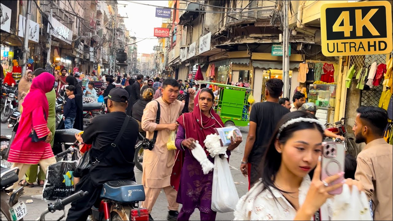The Popular Old Tourist Street Of Lahore Pakistan | 4k Walking Tour Of Old Food Street & Ganpat Road
