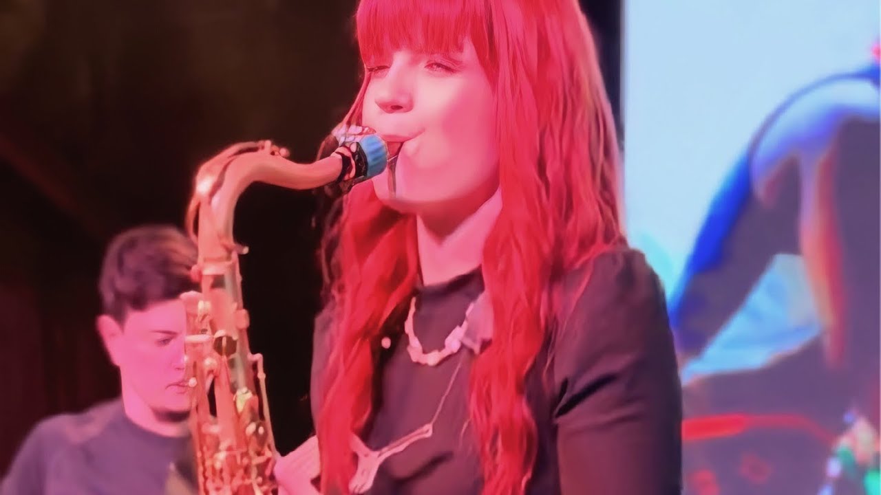 Suelen Mondini e banda em apresentação ao vivo 🎶🤗