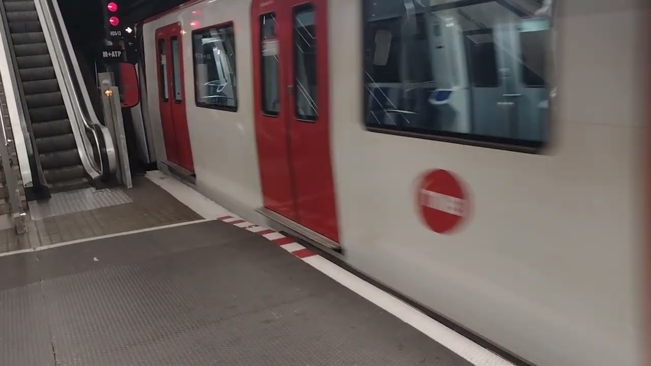 5056 sin servicio pasando sin parada y haciendo maniobras en Vilapicina L5 Metro de Barcelona 2024
