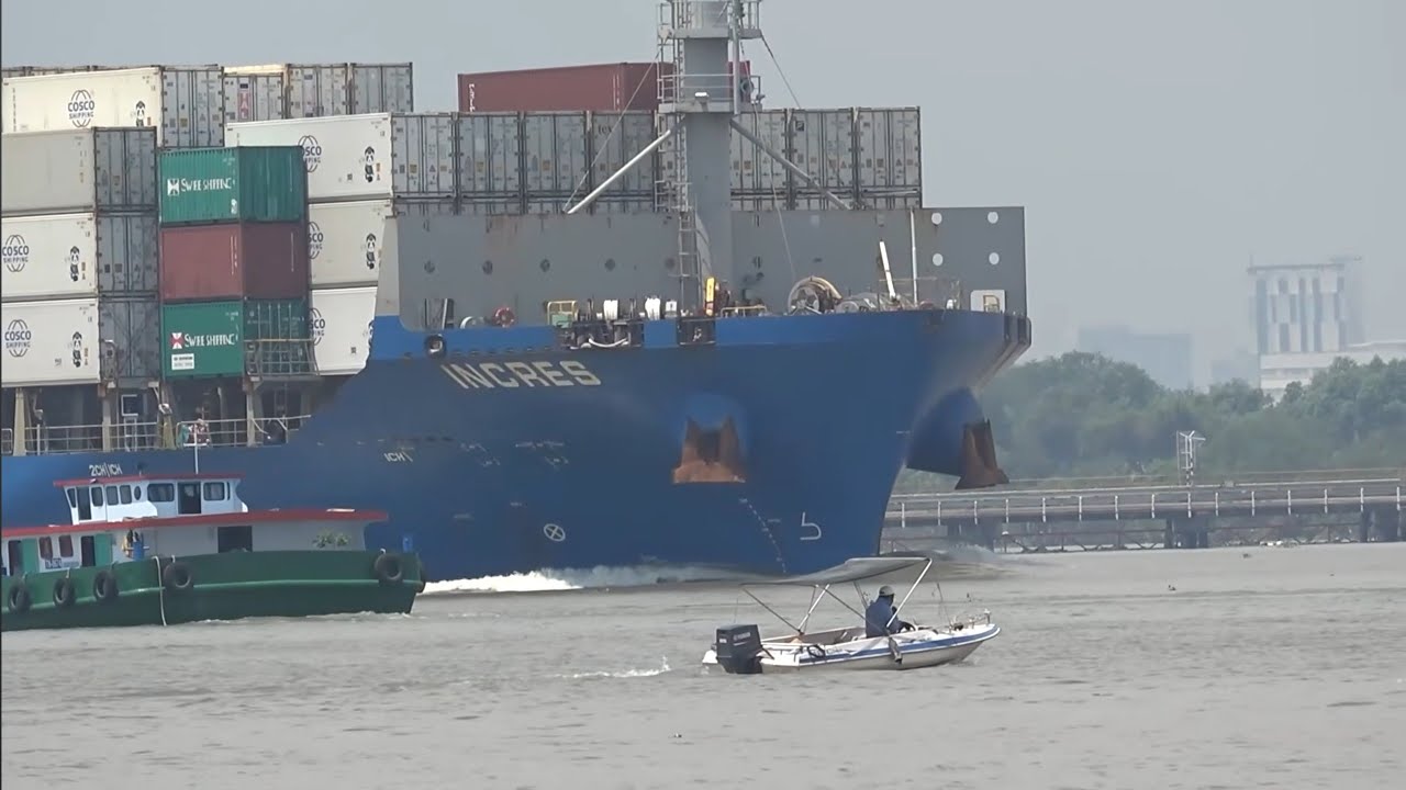 Đưa tàu container khổng lồ vào cảng quá khó