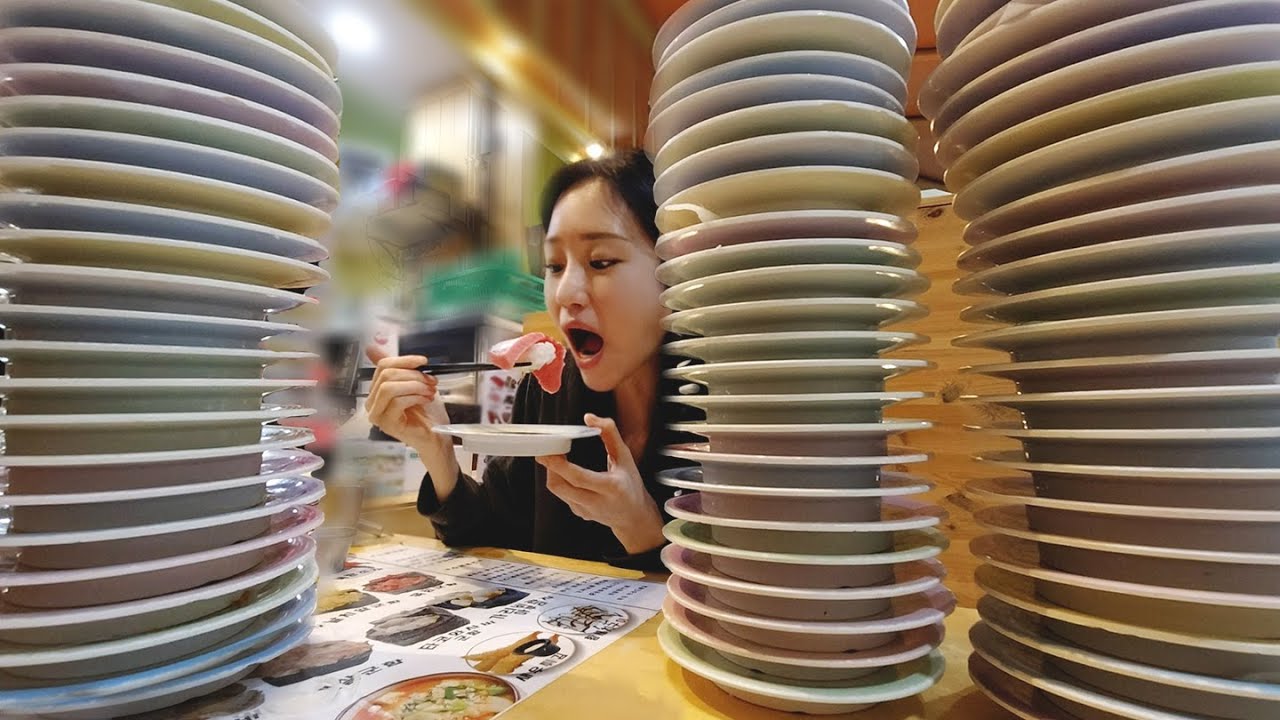 빙빙 돌아가는 회전 초밥처럼😵 (초밥 먹방 접시로 탑쌓기)