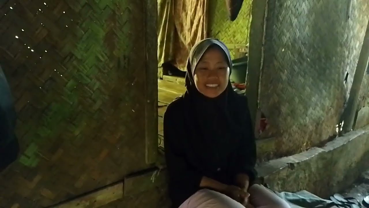 MIRIS.. MELIHAT KEHIDUPAN MAMAH MUDA TINGGAL DIGUBUK REYOT YANG UDAH HAMPIR ROBOH DIPEDESAAN