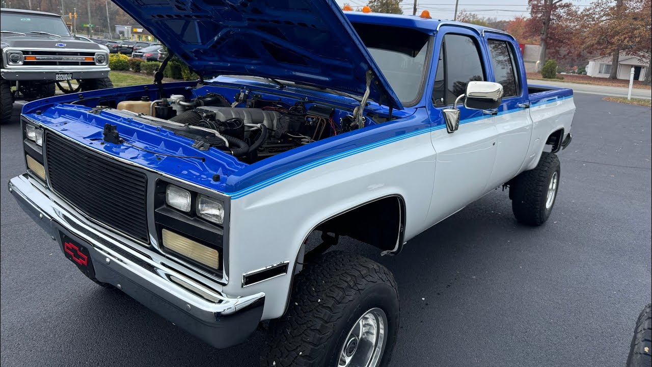 Crew cab short bed 1 ton squarebody wooah that’s a rare combination what is under the hood is crazy