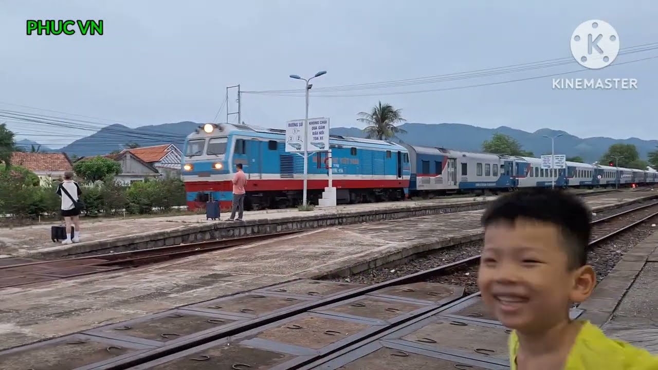 Tàu khách cao cấp SE21 từ Đà Nẵng đi Sài Gòn qua ga Giã. Passenger Train in Viet Nam