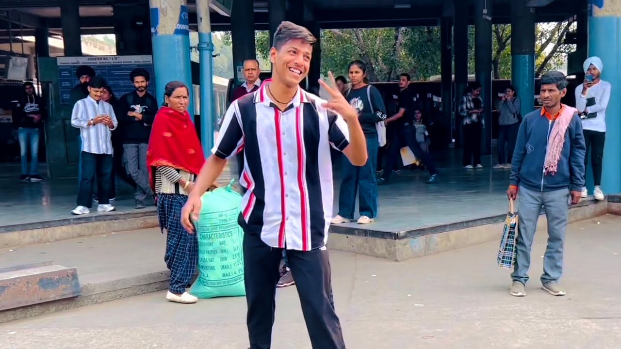 Omg reaction😅|| flips in public || bus stop reaction @fliper_mohit