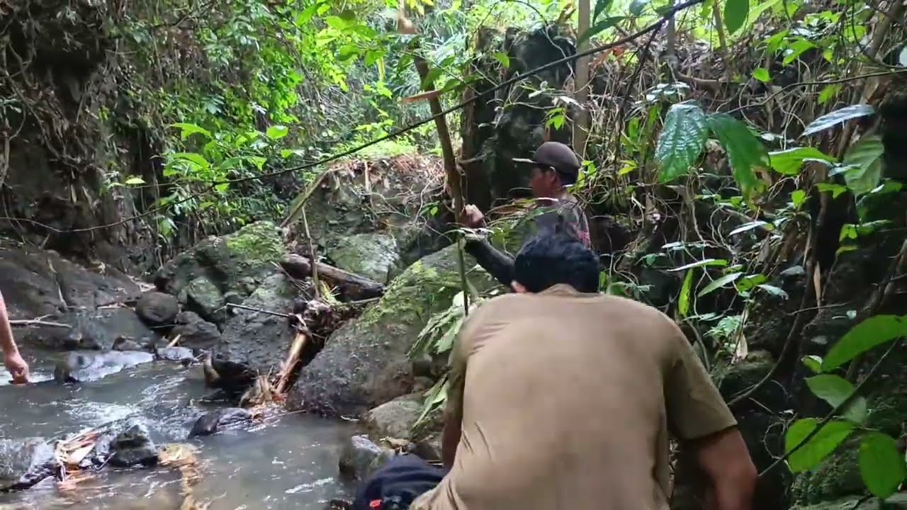 Menelusuri kali untuk mencari lobang sudah babon