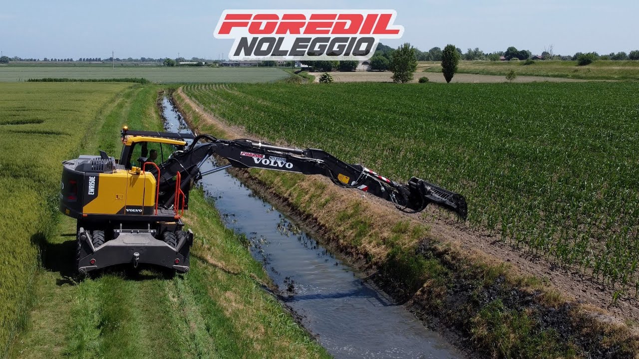 escavatore gommato VOLVO EWR 150E con benna falciante