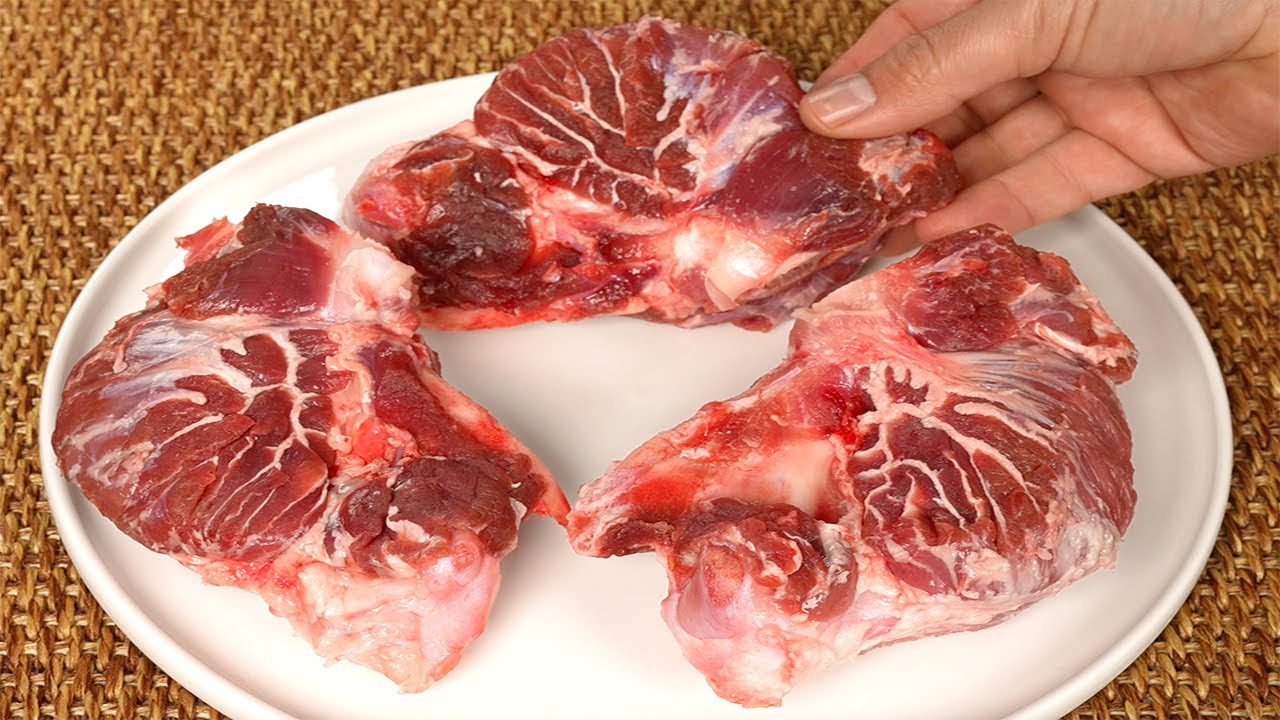 Das berühmte Schweinebäckchen! Dieses Fleisch ist so ZART, dass es vom Knochen fällt!