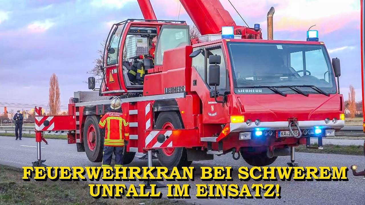 [Feuerwehrkran nach Crash im Einsatz] Auto rammt großes Schild um | Feuerwehr Karlsruhe im Einsatz