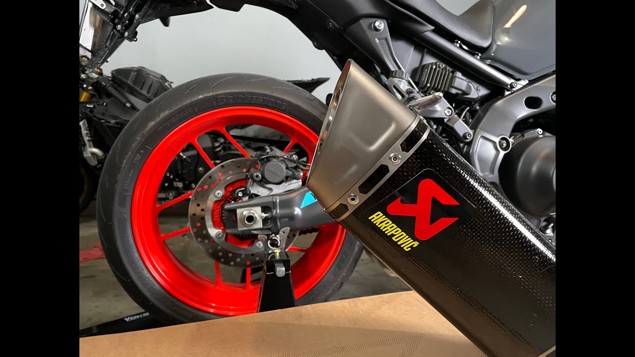 2021 YAMAHA MT09 EXHAUST FLY BY!! POPS / FLAMES. #AKRAPOVIC #YAMAHA # BEELINEMOTO