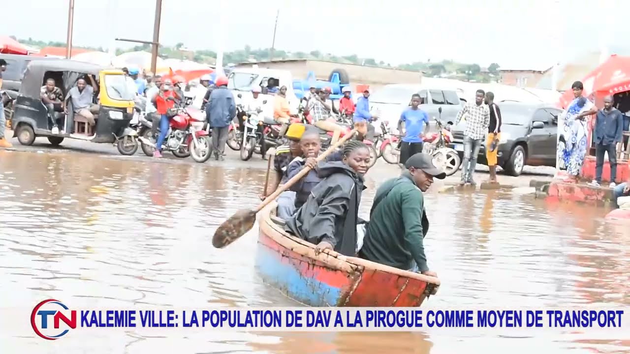 KALEMIE VILLE : LA POPULATION DE DAV A LA PIROGUE COMME MOYEN DE TRANSPORT.