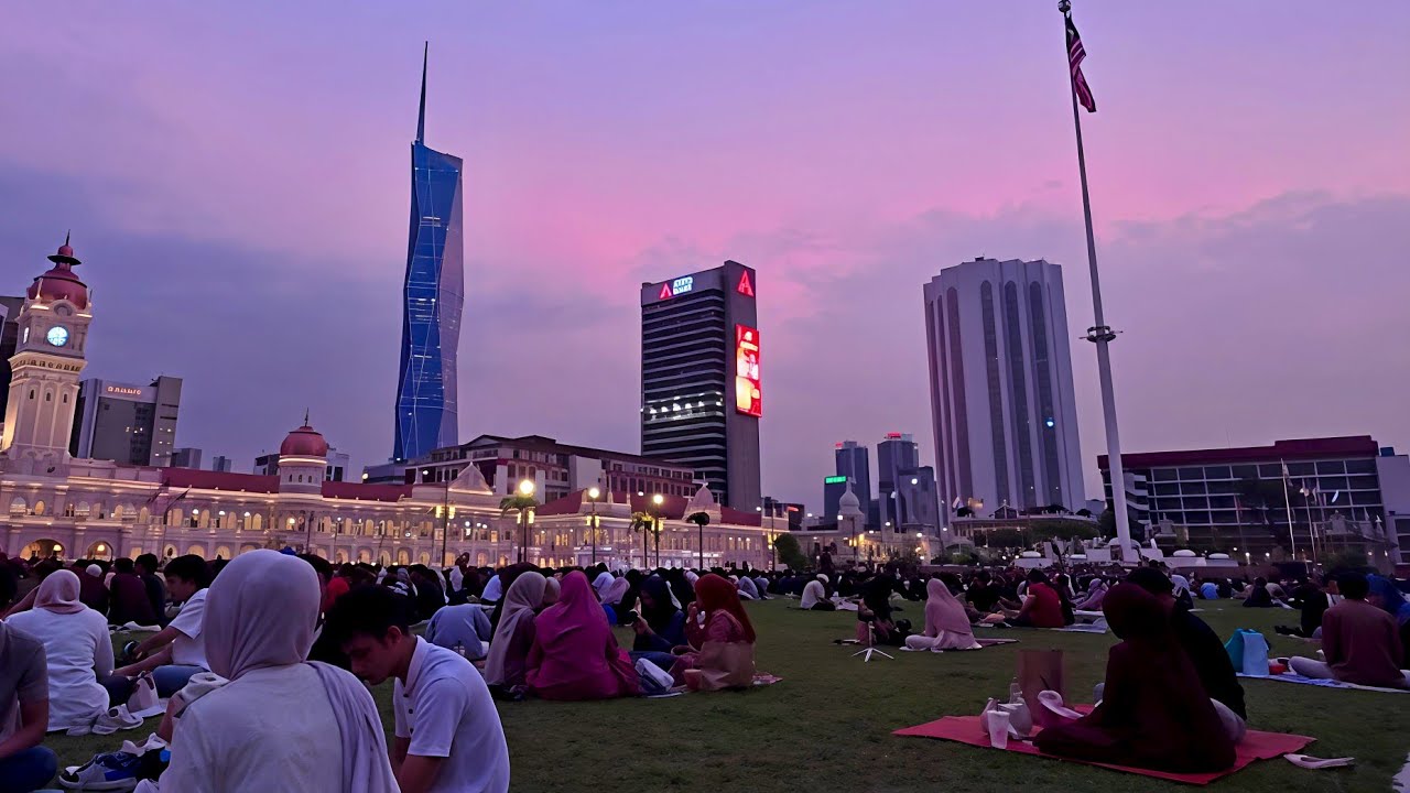 Kemeriahan Berbuka Puasa Di Dataran Merdeka//