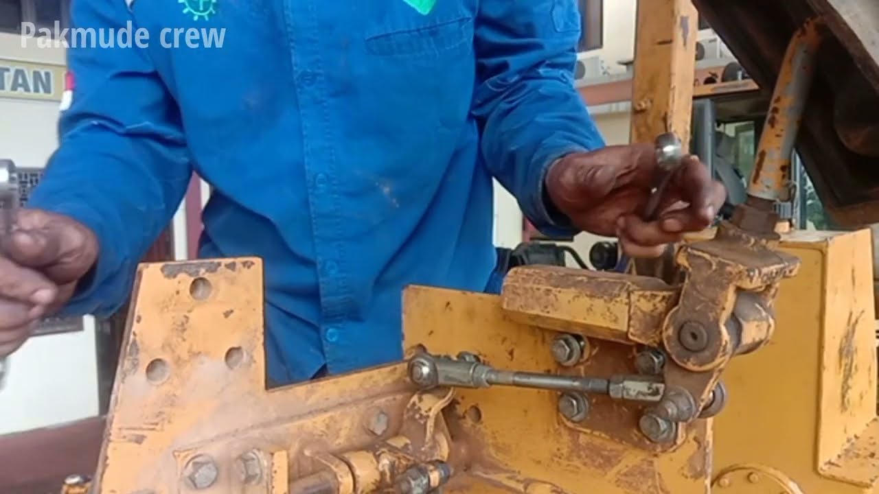 Control Valve hidrolik pemasangan pada bulldozer Caterpillar