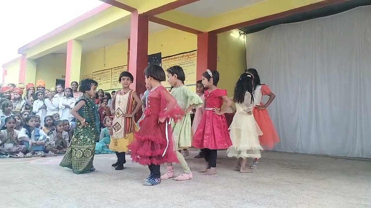 डांस छोटी छोटी बालिकाओं के द्वारा डांस किया गया