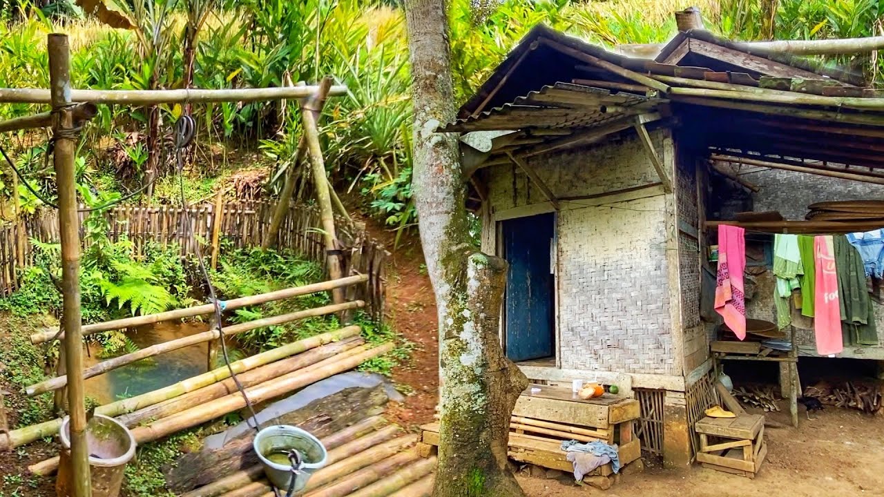 Aktivitas Pagi Di Kampung Yang Indah. Sawah Lereng Gunung, Indah Alam Desanya, Pedesaan Jawa Barat