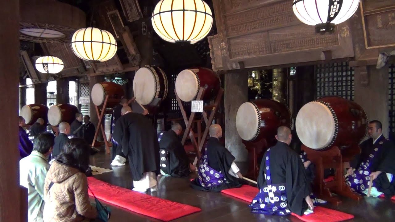 真言宗豊山派仏教青年会奉納太鼓 Playing drums by monks