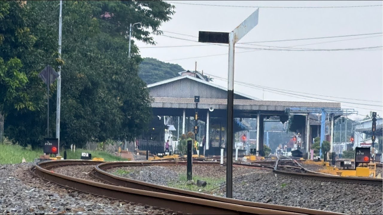 Detik-detik berbuka puasa Railfans! LIVE Kereta Api Mudik Lebaran 2026 | Stasiun Kejaksan Cirebon