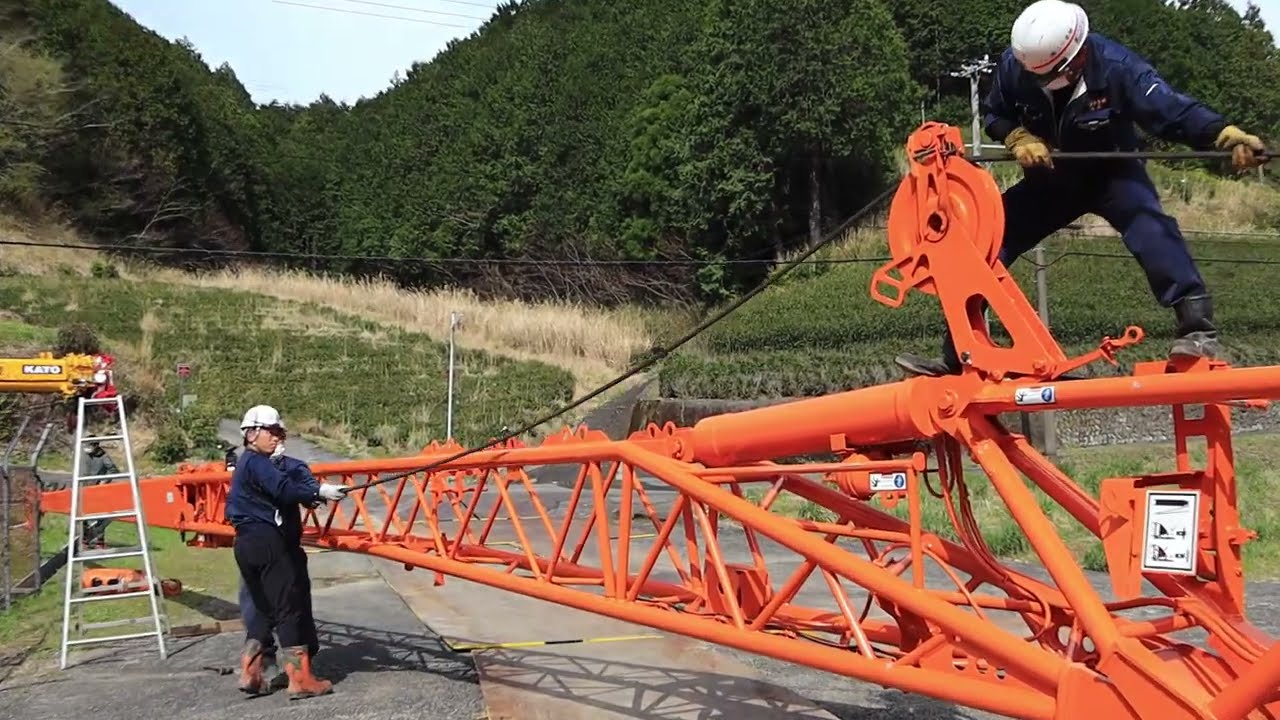 LIEBHERR  120トンブームの組み付け作業風景（恵那重機）