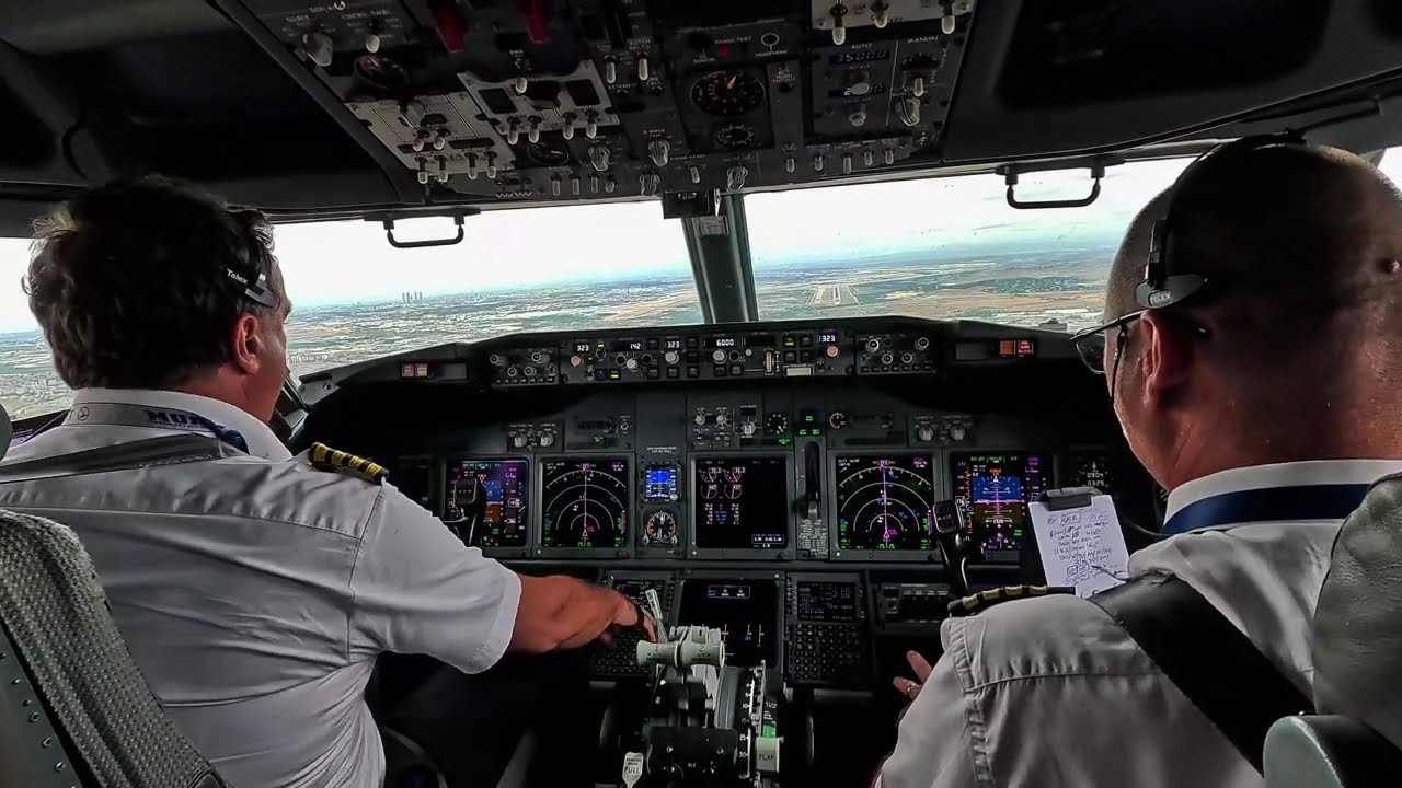 BOEING 737 Epic LANDING Madrid Airport RWY32R | Cockpit View | Airline Pilot Life