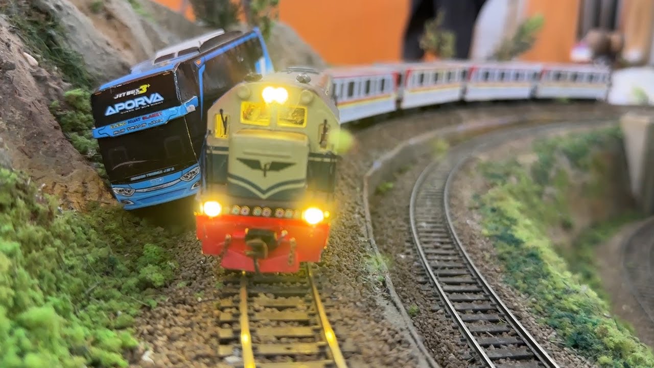 Kereta Api CC201 Vintage Anjlok Menabrak Bus Besar Sampai Terjepit di Tikungan - Mainan Kereta Api