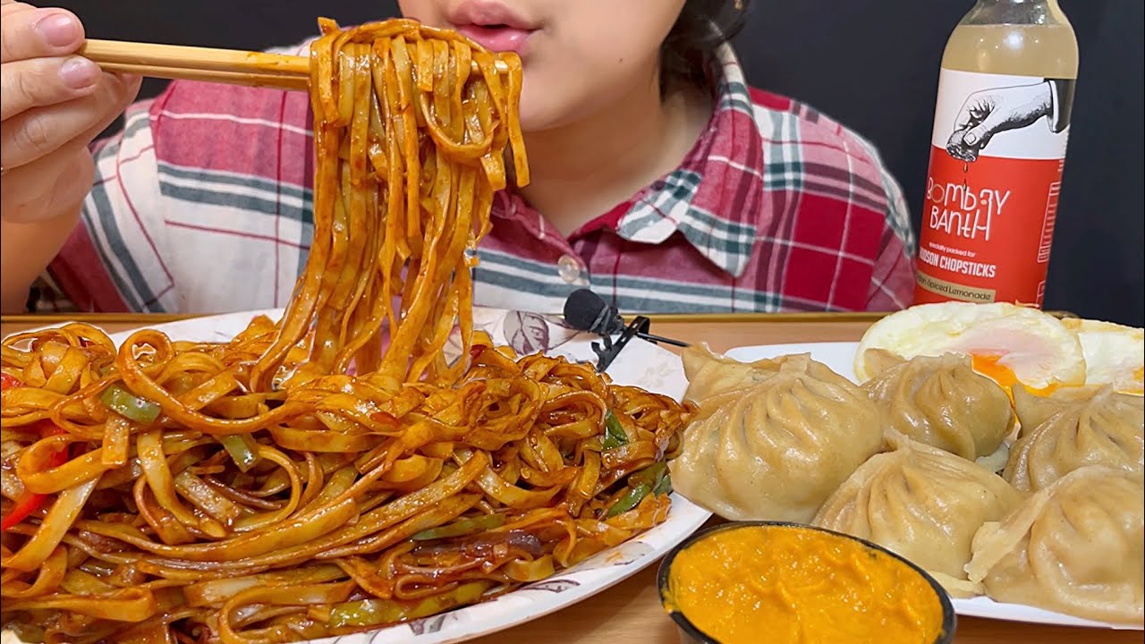 Eating spicy udon noodles and wheat chicken momos🥰 (Hudson chopsticks, Delhi)